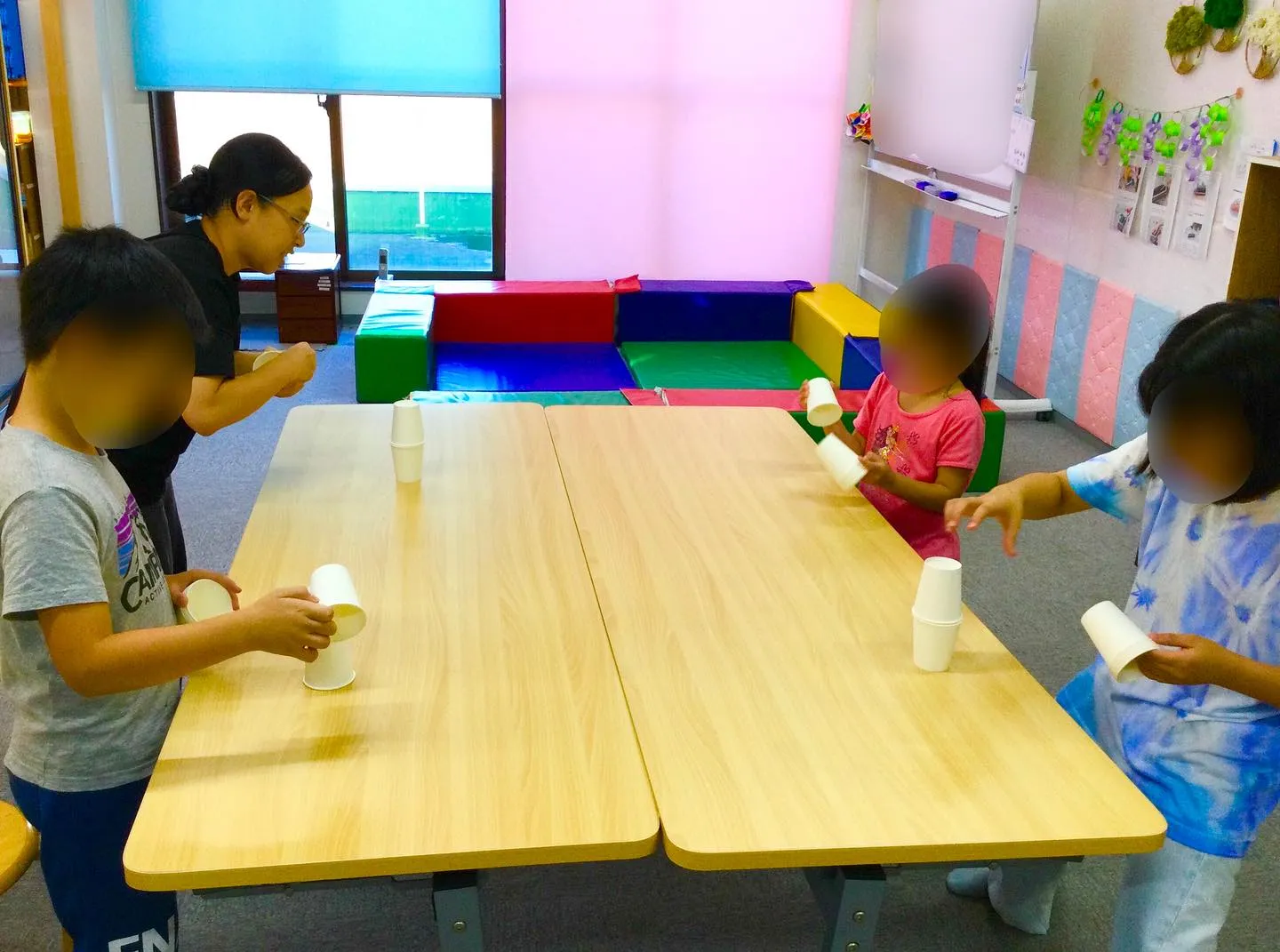 紙コップピラミッド🔺＆シールラリー🔵