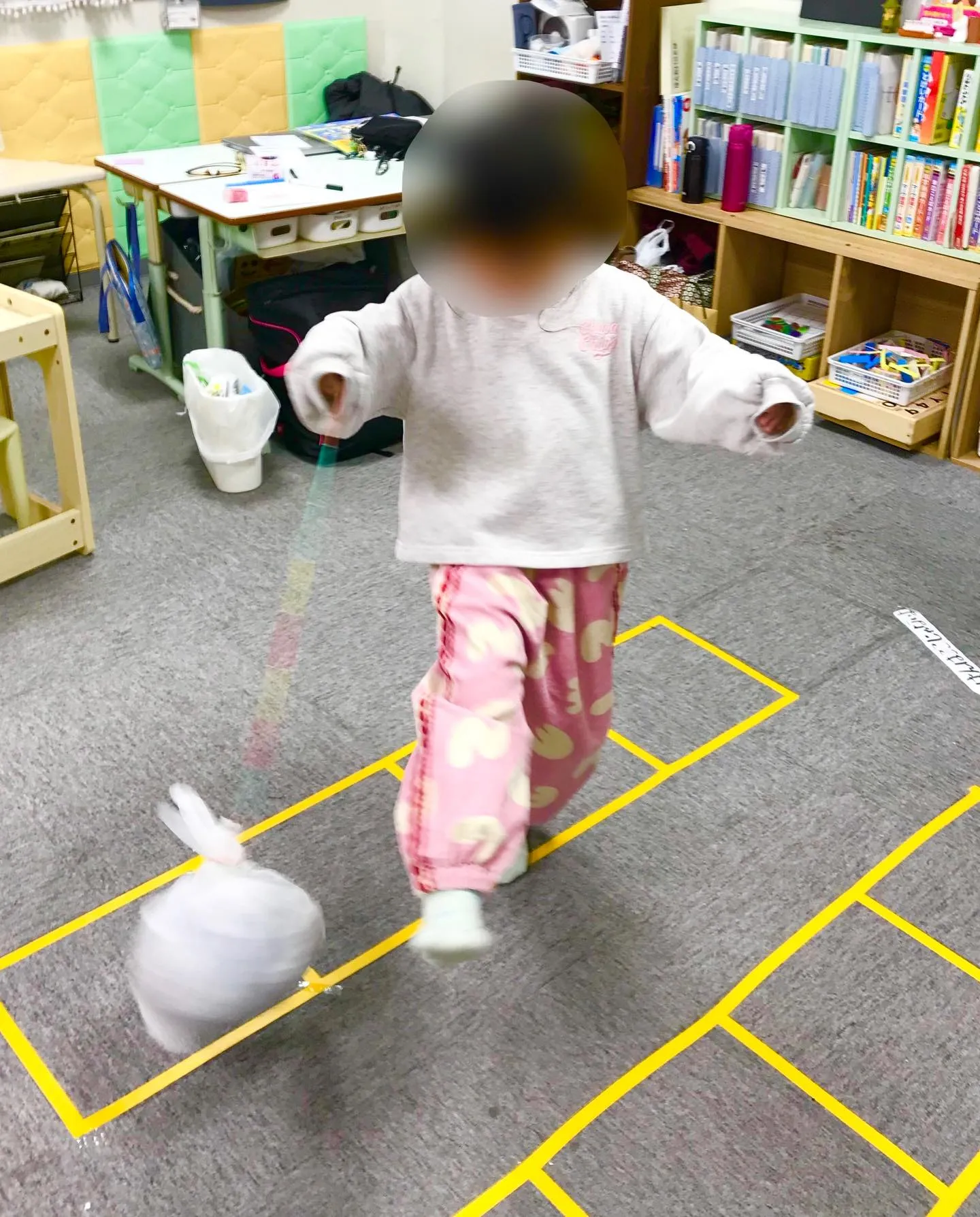 新聞紙を詰めた手づくりボールを