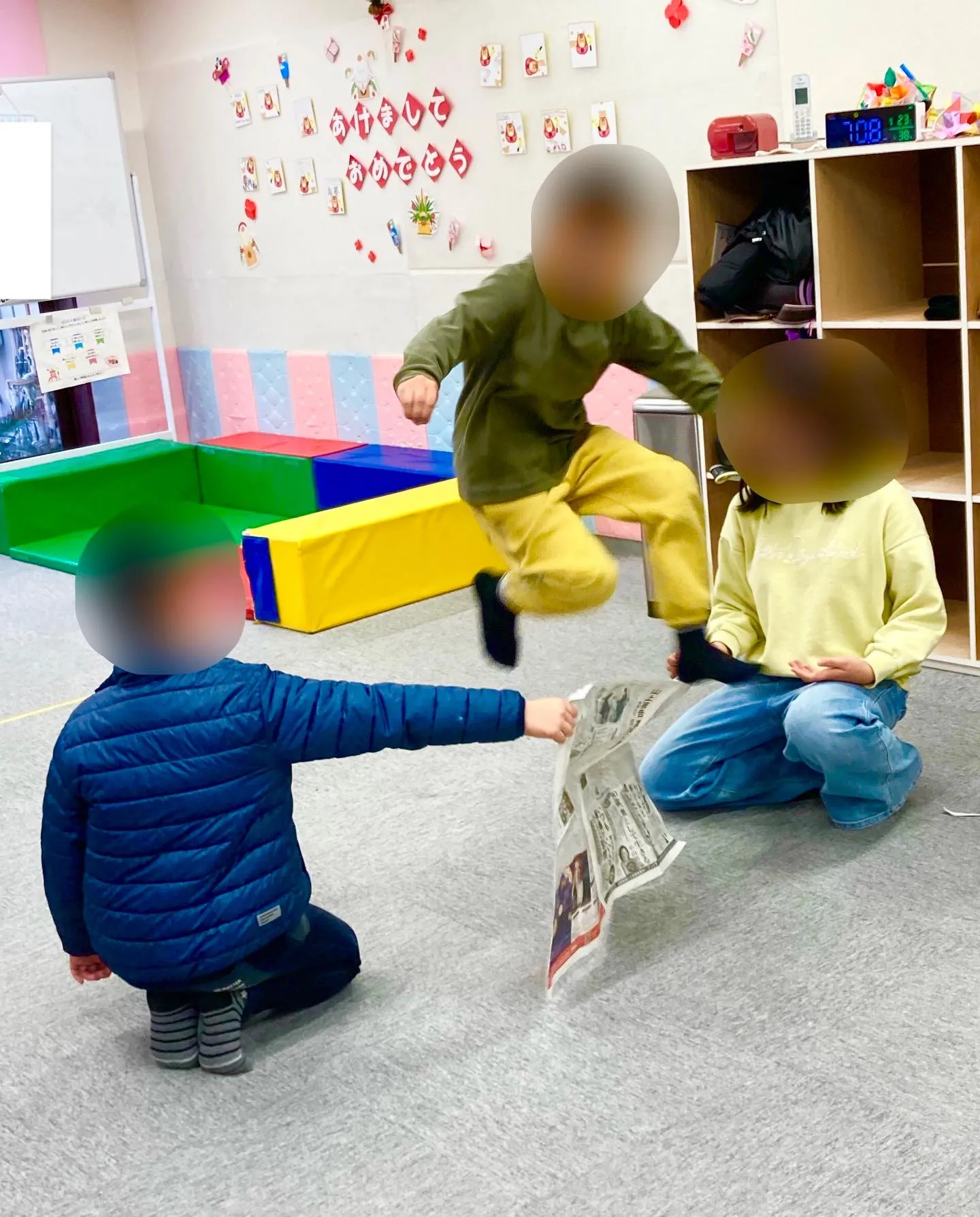 新聞紙を詰めた手づくりボールを