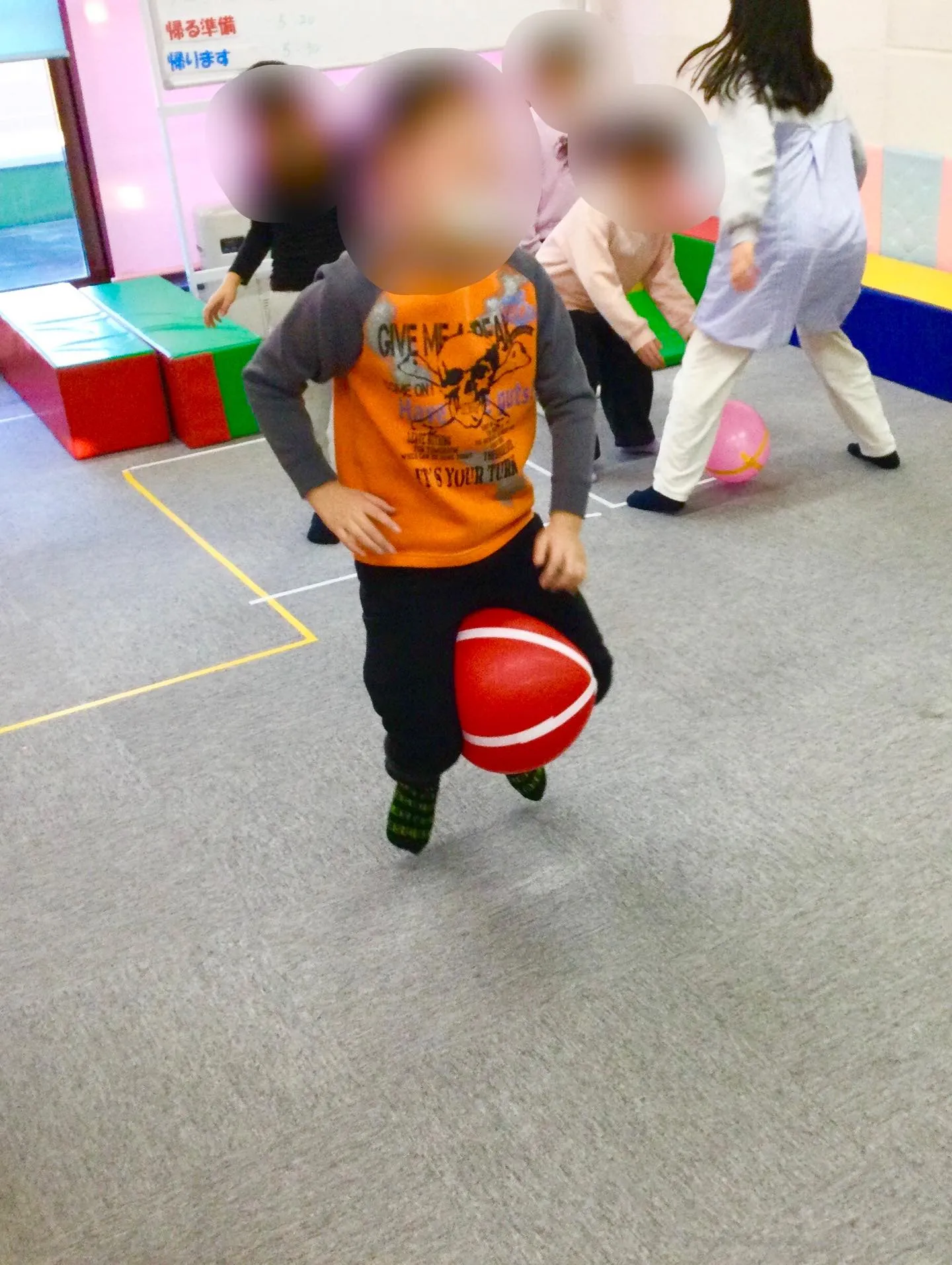 📰 足で新聞ビリビリ！〜幼児クラス〜